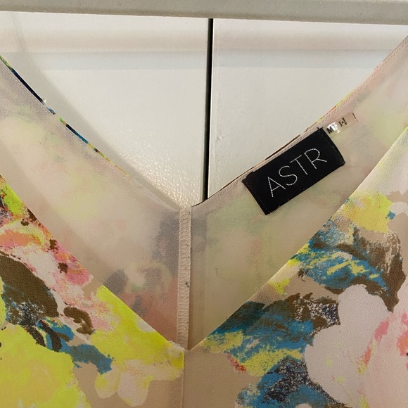 ASTR The Label - 💛 NEON Splash Floral Tank - Picture 3 of 8